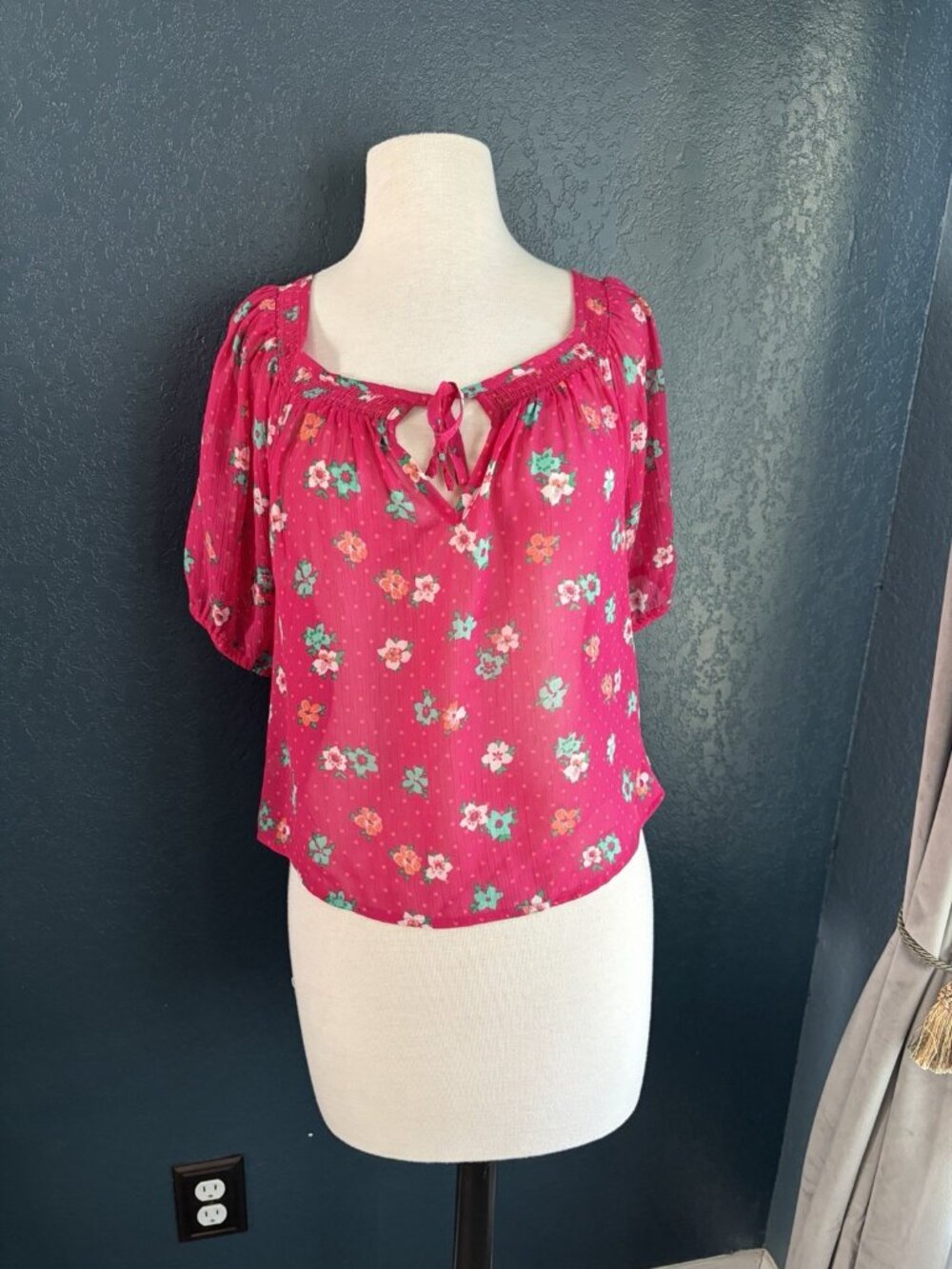 VTG Hollister Semi Sheer Pink Floral Crop Blouse Women's Size Small Y2K 2000s